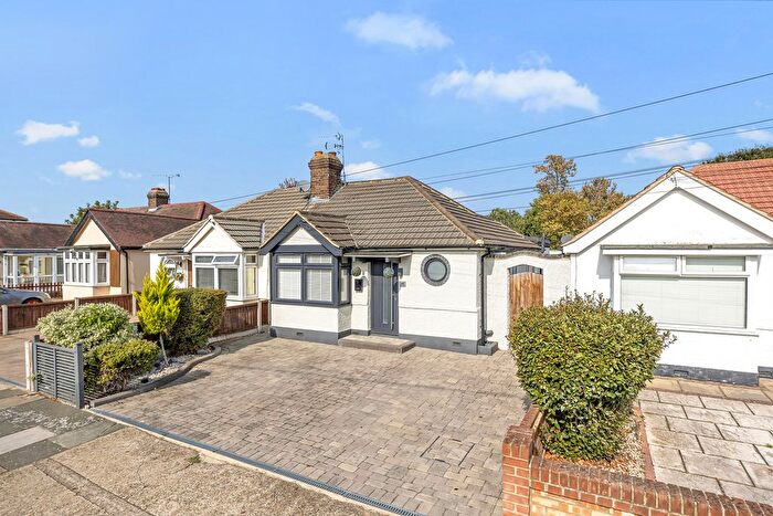 2 Bedroom Bungalow For Sale In Jubilee Avenue, Romford, RM7