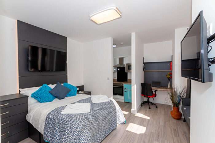 Studio To Rent In - Derrys Villa, Flat, PL4