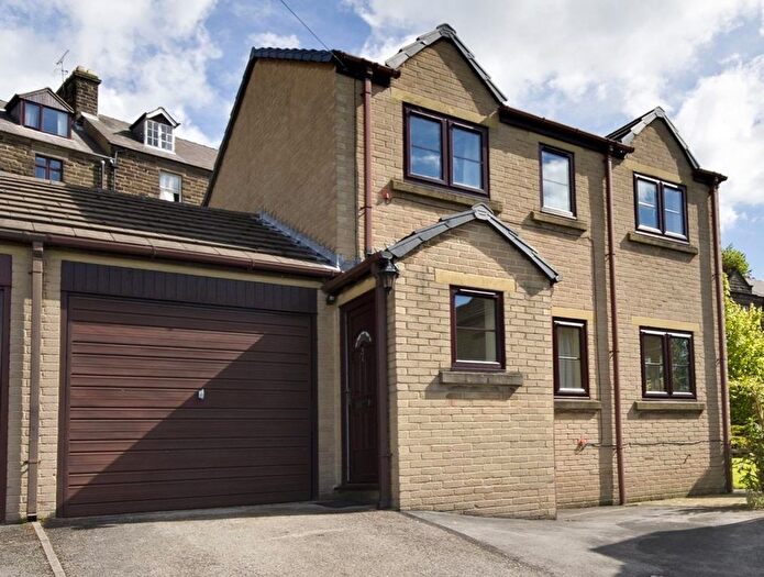 2 Bedroom Link Detached House For Sale In Wellfield Court, Matlock, DE4