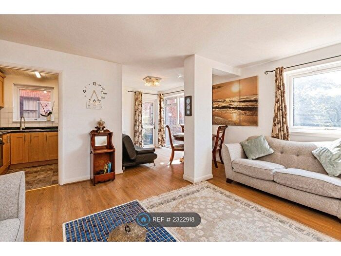 3 Bedroom Flat To Rent In Whitefriars Court, London, N12