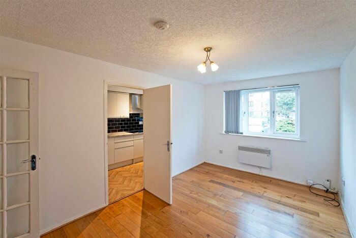 1 Bedroom Flat To Rent In Ghandi Close, Walthamstow, E17