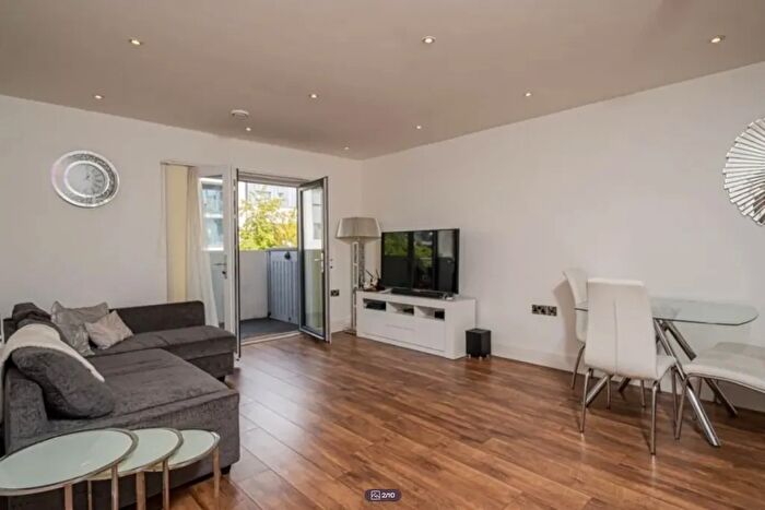 3 Bedroom Flat To Rent In Bournebrook Grove, Romford, RM7