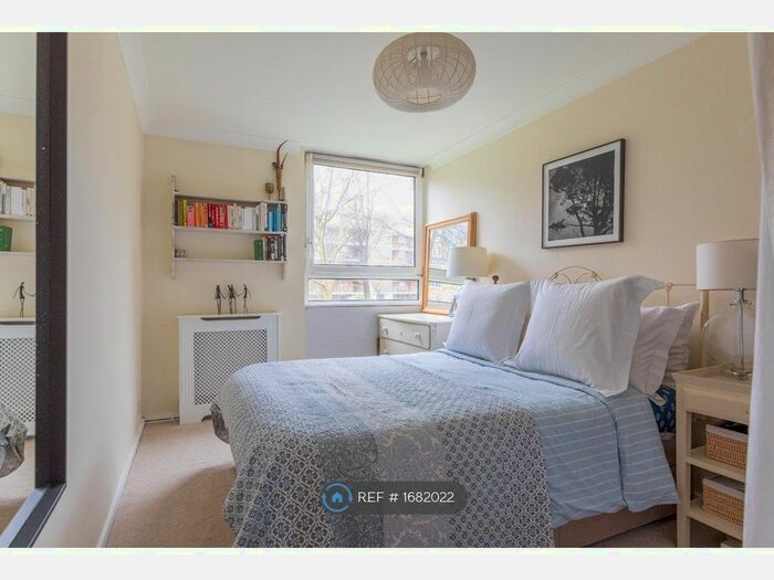 2 Bedroom Flat To Rent In Henty Close, London, SW11