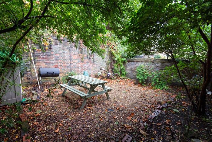 2 Bedroom Flat To Rent In Savona Street, London, SW8