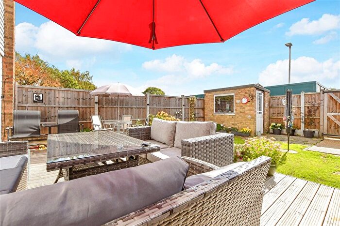 3 Bedroom End Of Terrace House For Sale In Rochester Way, Basildon, Essex, SS14
