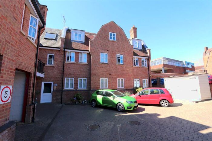 2 Bedroom Flat To Rent In High Street, Billericay, Essex, CM12