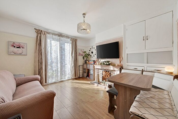 3 Bedroom Semi-detached House For Sale In Windmill Avenue, Kettering, NN15