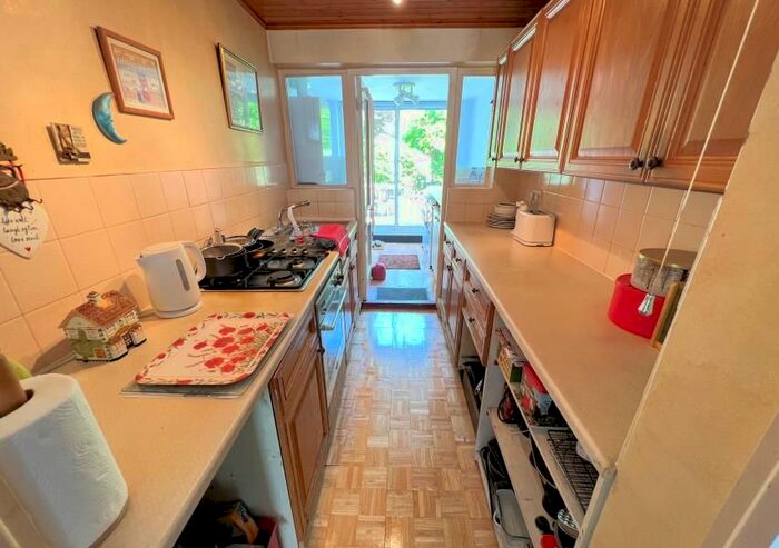 3 Bedroom Terraced House For Sale In Long Lane, Finchley, N3
