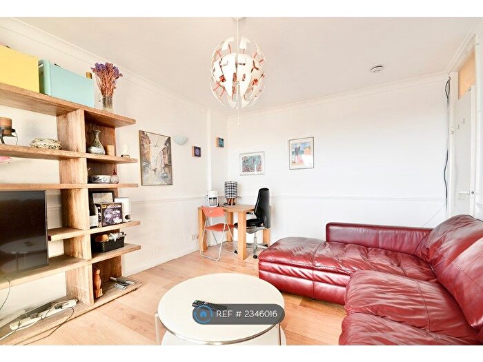 2 Bedroom Flat To Rent In Rozel Court, London, N1