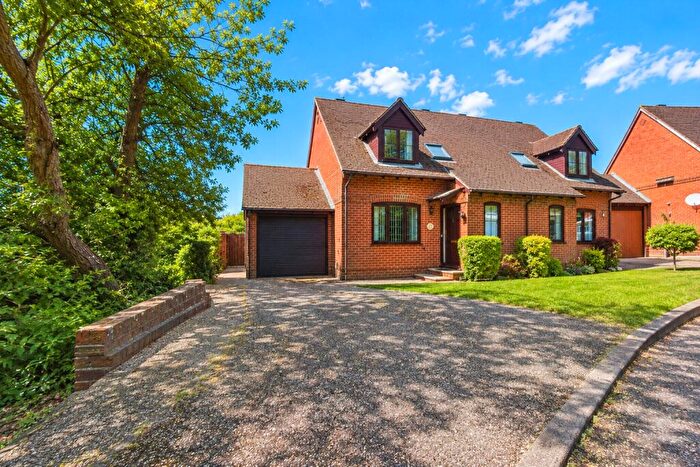 3 Bedroom Semi-Detached House For Sale In Oak View, Tilehurst, Reading, Berkshire, RG31