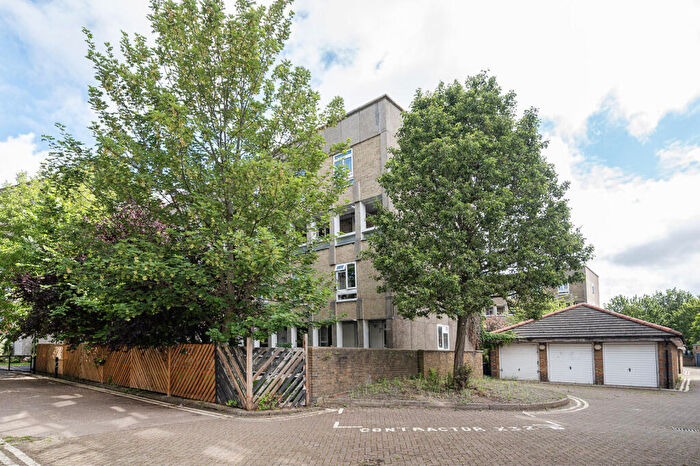 3 Bedroom Maisonette For Sale In Robert Owen House, Baroness Road, Columbia Road, London, E2