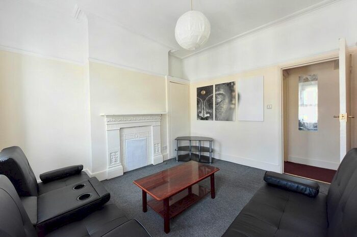 2 Bedroom Flat To Rent In Mayflower Road, Clapham North, London, SW9