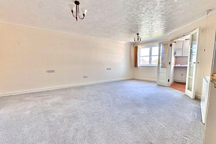 1 Bedroom Flat For Sale In De Moulham Road, Swanage, BH19 - Photo 2