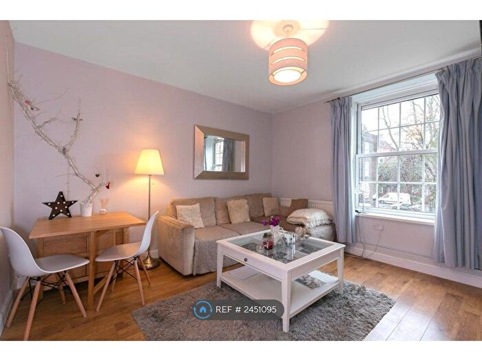 3 Bedroom Flat To Rent In Rushton House, London, SW8