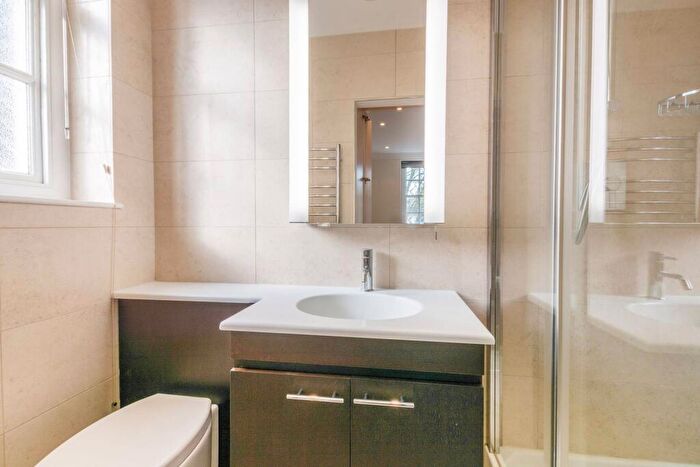 3 Bedroom Flat To Rent In Avenue Road, St John's Wood, London, NW8