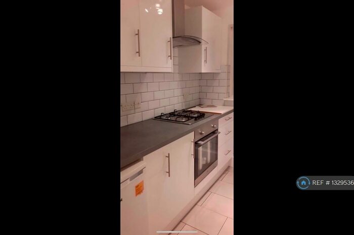 2 Bedroom Flat To Rent In Vine Court, Hersham, Walton-On-Thames, KT12