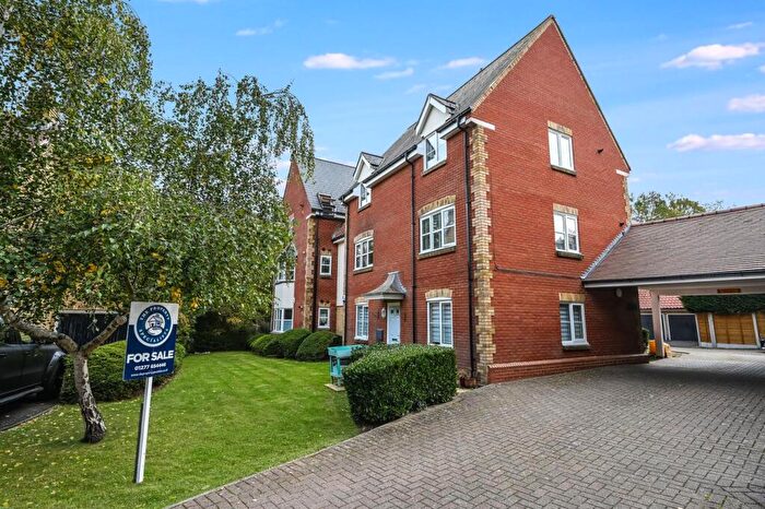 2 Bedroom Flat For Sale In Bramble Tye, Laindon, Laindon, SS15