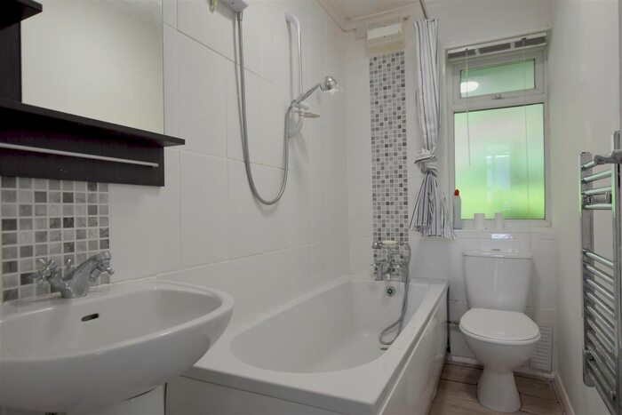 1 Bedroom Flat To Rent In Garlands Road, Redhill, RH1