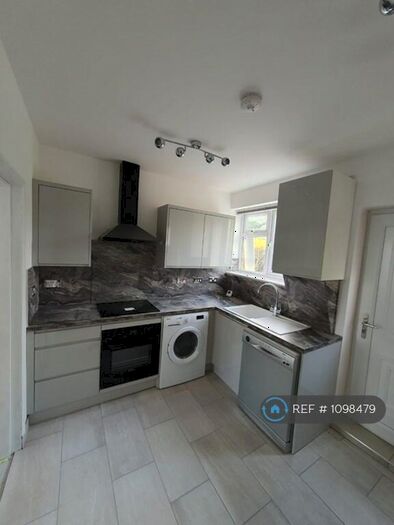 3 Bedroom Semi-Detached House To Rent In Hyde View Road, Harpenden, AL5