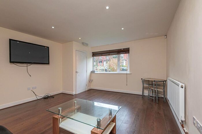 2 Bedroom Flat To Rent In Ash Grove, Leeds, LS6