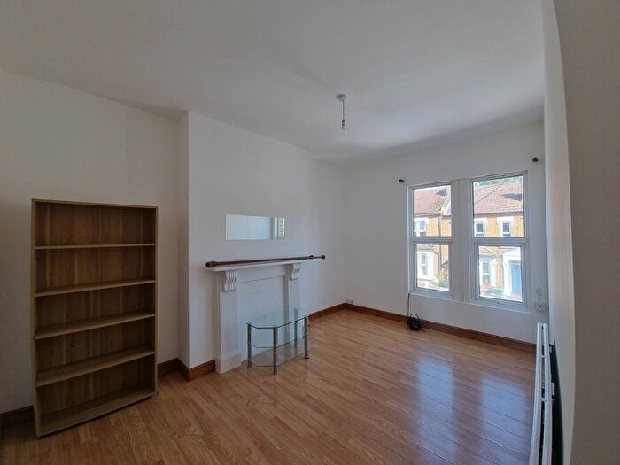 3 Bedroom Flat To Rent In Hermitage Road, Manor House, N4