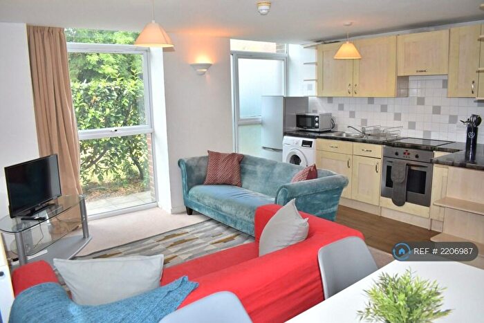 2 Bedroom Flat To Rent In East Pallant, Chichester, PO19