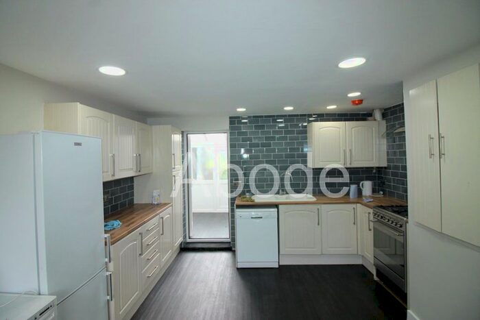 3 Bedroom Property To Rent In Willow Close, Leeds, West Yorkshire, LS4