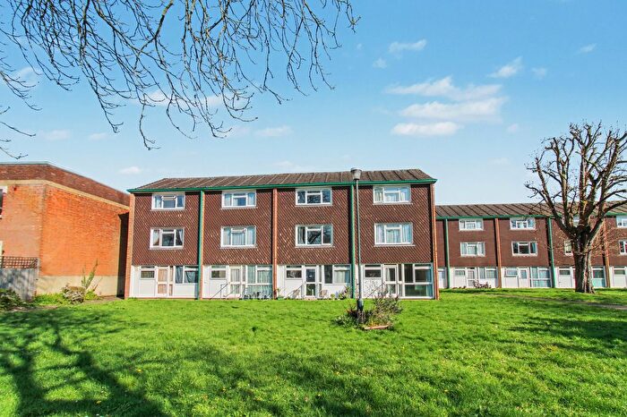 2 Bedroom Maisonette For Sale In Queens Court, Alexandra Road, Farnborough, GU14