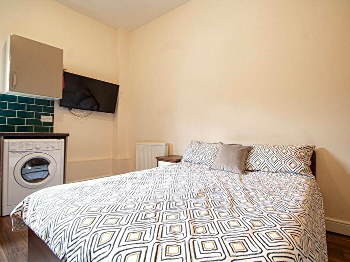 Apartment To Rent In Apt, Clarendon House #, LS2