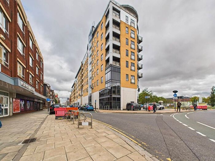 2 Bedroom Flat For Sale In Queens Court, Queens Dock Avenue, HU1