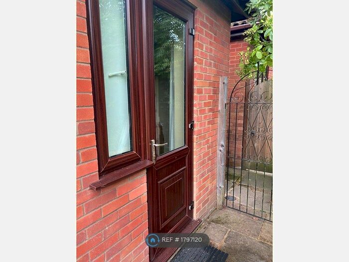 1 Bedroom Flat To Rent In Swallow Rise, Woking, GU21