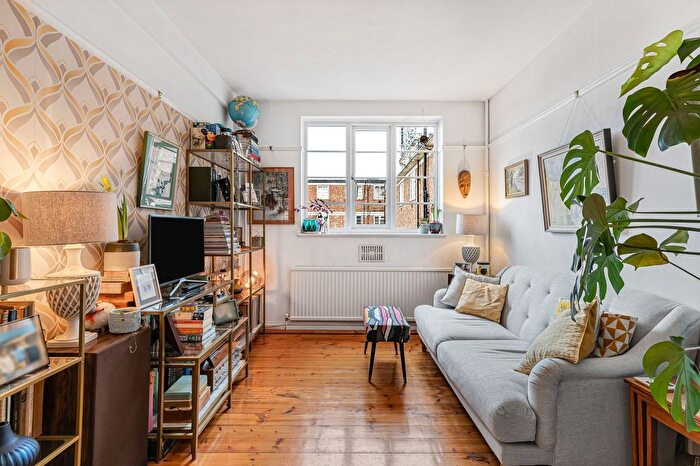 2 Bedroom Flat For Sale In Elmers End Road, Anerley, SE20