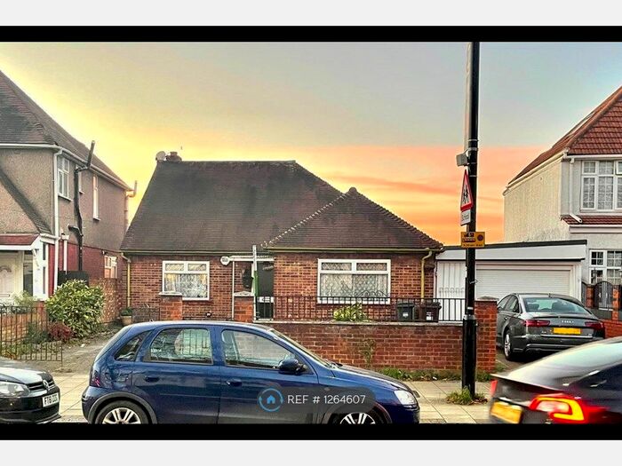 Studio To Rent In Sutton Lane, Hounslow TW3