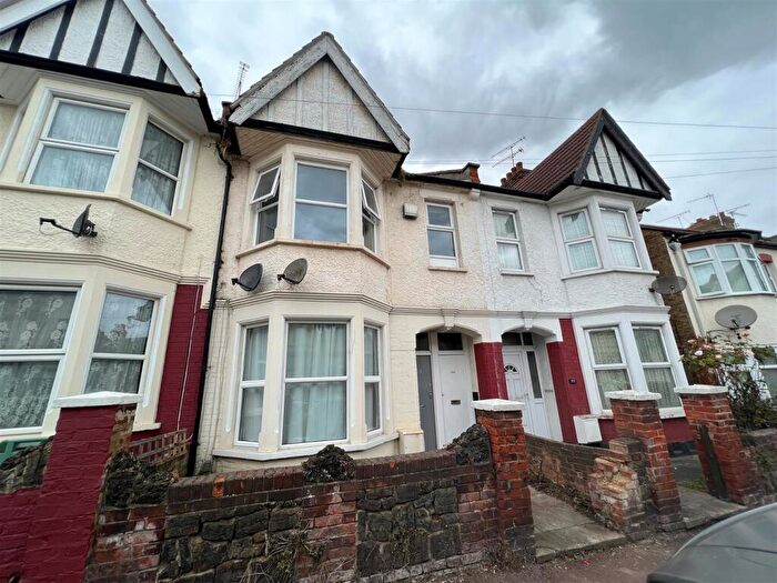 1 Bedroom Flat To Rent In Ramuz Drive, Westcliff-On-Sea, SS0