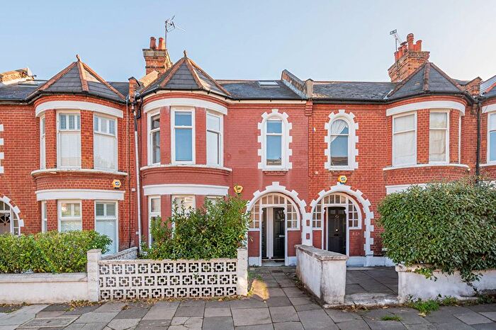 3 Bedroom Flat To Rent In Haverhill Road, Balham, London, SW12