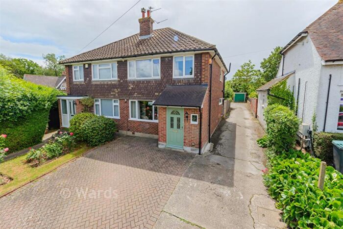 3 Bedroom Semi-Detached House For Sale In Lewis Road, Istead Rise, Kent, DA13