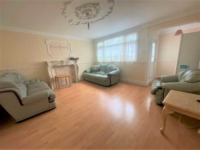 3 Bedroom Terraced House To Rent In Plaistow, E13