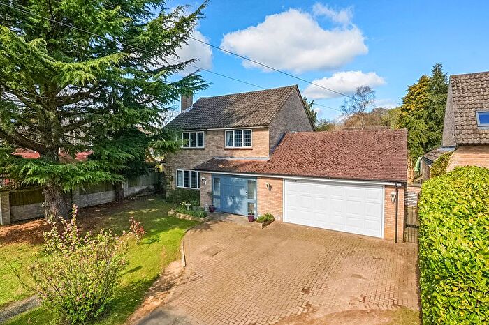 4 Bedroom Detached House For Sale In Tilsworth Road, Beaconsfield, HP9