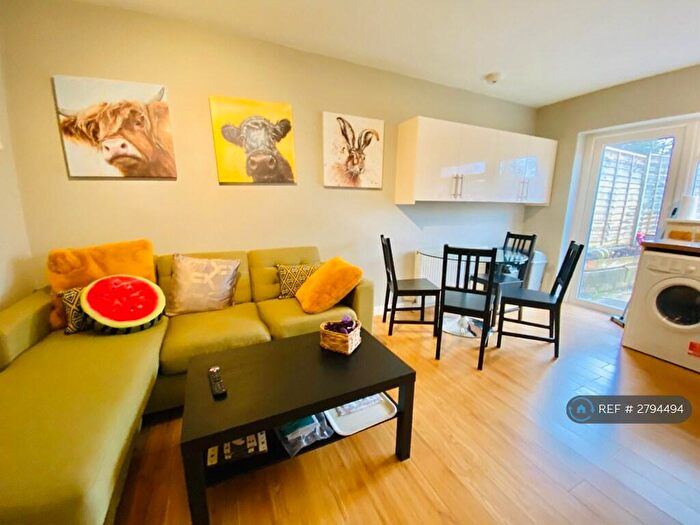 2 Bedroom Flat To Rent In Newcastle Road, Reading, RG2