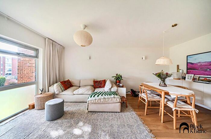 2 Bedroom Apartment For Sale In Silverwood Close, Beckenham, BR3