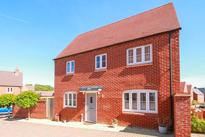 3 Bedroom Semi-Detached House For Sale In Foxhills Way, Brackley, NN13