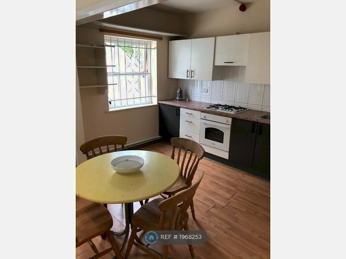 2 Bedroom Flat To Rent In Mansfield Road, Nottingham, NG1