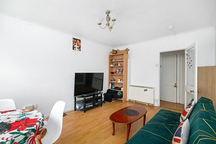 1 Bedroom Flat For Sale In Curzon Crescent, Barking, IG11