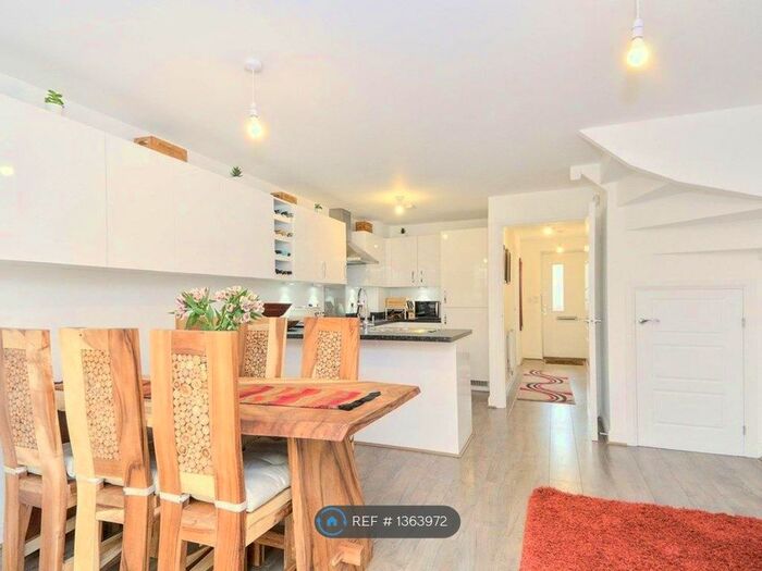 4 Bedroom Terraced House To Rent In Burroughs Drive, Dartford, DA1