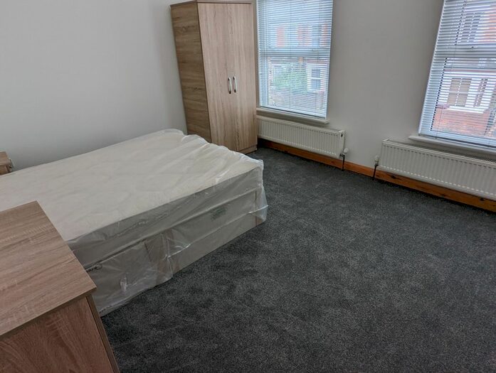 4 Bedroom Semi-Detached House To Rent In Grange Avenue, Reading, RG6