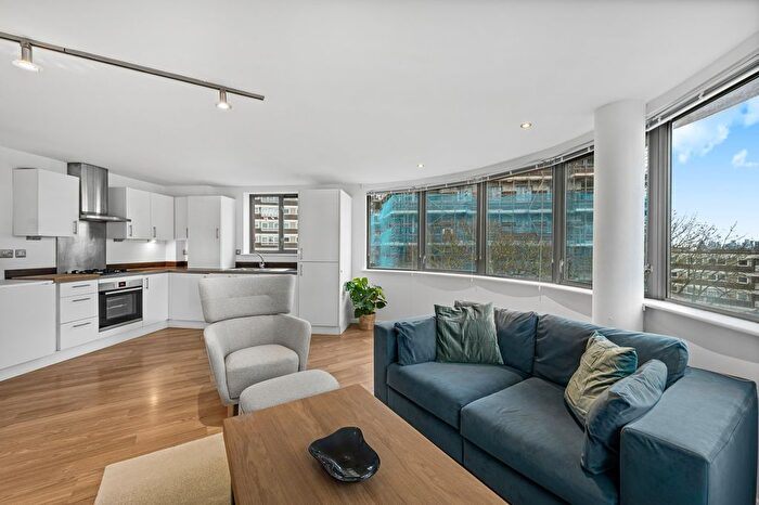 2 Bedroom Flat For Sale In City Of London Point, York Way, N7