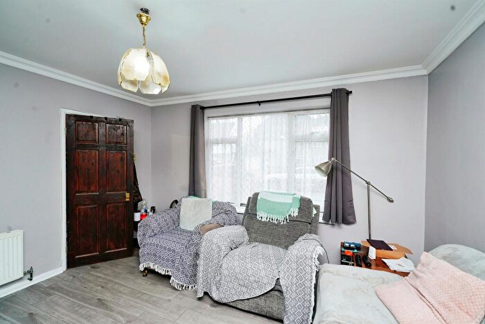 3 Bedroom End Of Terrace House For Sale In Castle Croft Road, Luton, LU1