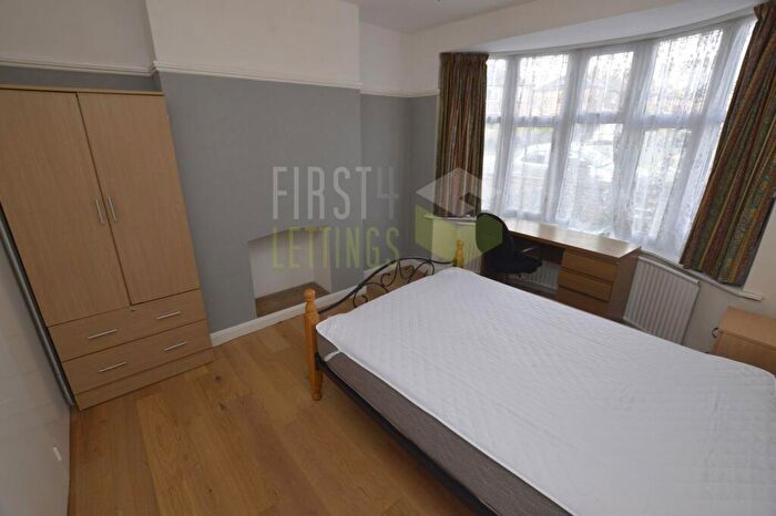 4 Bedroom Semi Detached House To Rent In Gainsborough Road, Clarendon Park, LE2