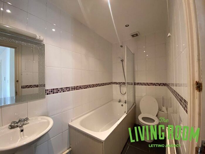3 Bedroom Flat To Rent In Mundy Place, Cathays, Cardiff, CF24