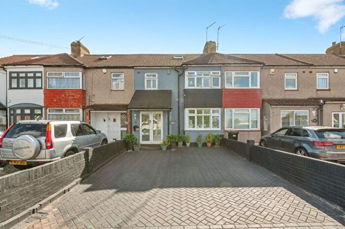 3 Bedroom Terraced House For Sale In South End Road, Rainham, RM13